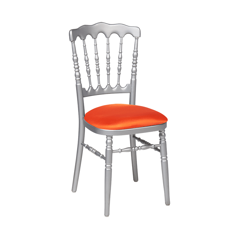 Chaise Napoléon argentée en bois avec galette orange
